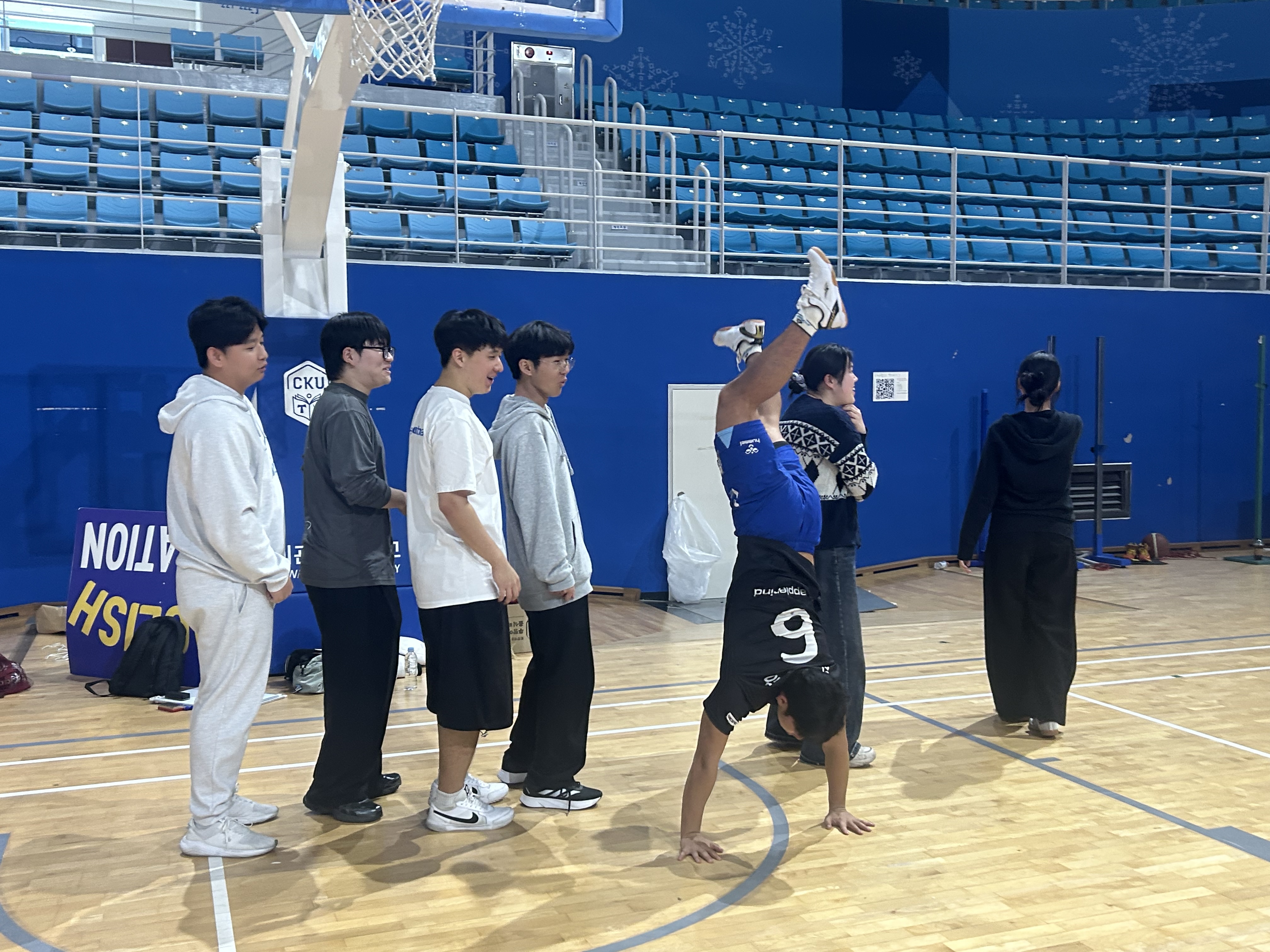 지구를 든 상강 대표이미지