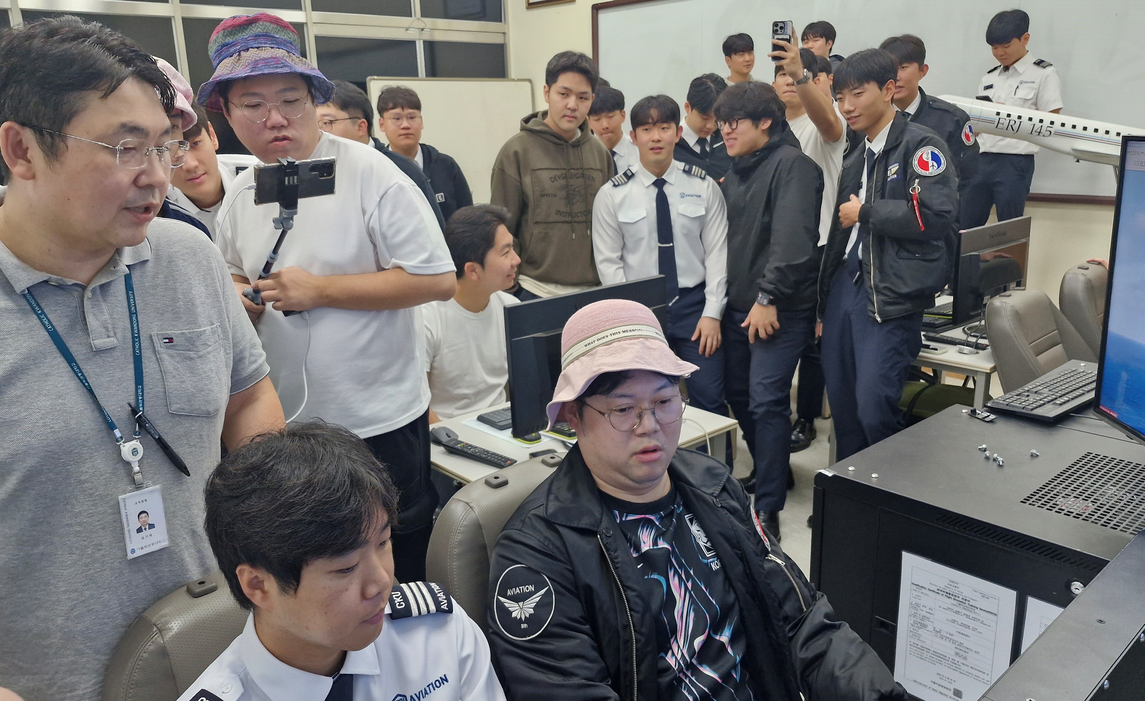 300만 유명 유튜버 감스트 깜짝 방문… “최첨단 학습시설 수준, 놀라웠다” 대표이미지